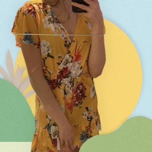  sommarklänning  -  en jättefin sommarklänning. Sitter jätteskönt på och är lite kortare. Från Ginatricot❤️ hör av er vid frågor eller fler bilder MVH Moa!