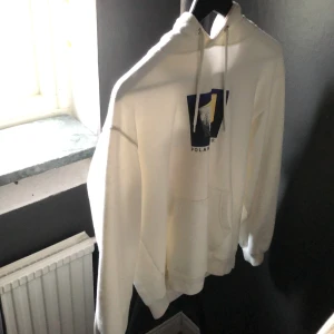 Hoodie från Junkyard  - Hoodien är köpt på Junkyard i storlek smal. Ny pris är 1000kr och jag har använt den typ 3 gånger innan jag växte ur den, så den är knappt använd.