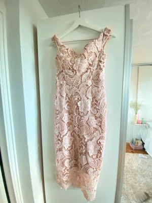 Klänning - Säljer denna fina klänning köpt på Sellpy , aldrig använd och den är i nyskick. Jag fick den med prislapp:) super fin. 