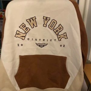 Sweatshirt  - Nytt skick, oandvänd tröja med mjuk insida. Lös i storleken L