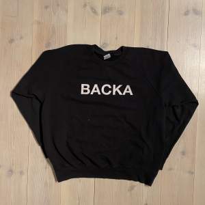 En sjukt snygg sweatshirt med motivet ”backa” påminner om acnes ”you first” sweatshirt. Tryckt på en sjukt sjysst gammal Fruit of the loom blank. Storlek L men passar M också imo