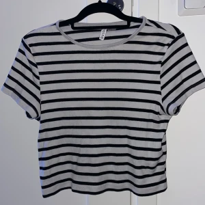 Randig stretchig rippad t shirt - Jätte skön! Älskar denna men inte min stil längre 