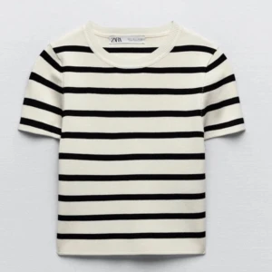 Stickad topp - Säljer pga den aldrig kommit till användning, köptes i somras på zara.  Pris kan diskuteras vid snabb affär.🫶