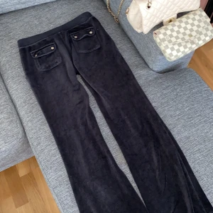 Juicy couture byxor  - Byxor från juicy couture, bra skick, säljes pga att det är fel storlek för mig. Bara att skriva om du vill ha fler bilder <3