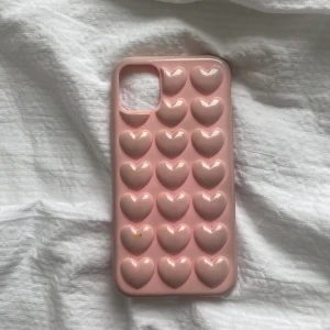 Mobilskal iPhone 11 - Verkligen ett superfint iPhone 11 skal, men som tyvärr inte kommer till använding. Köpt för ca 1,5 år sedan, men har tyvärr blivit lite missfärgad, men skall är helt! Detta gör att jag har ett litet lägre pris.