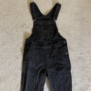 Svarta hängselbyxor  - Hängselbyxor från Monki! Tyget är i mycket bra kvalite, denimtyg. 