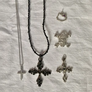 Halsband och berlocker - Priser står på andra bilden😽