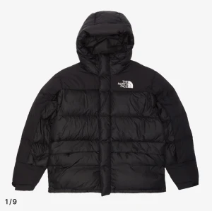 North Face Jacka - Måttligt använd jacka, säljer pga köpt en ny jacka utan luva då jag föredrar utan luva. Pris kan diskuteras vid snabb affär, hör gärna av dig vid intresse!