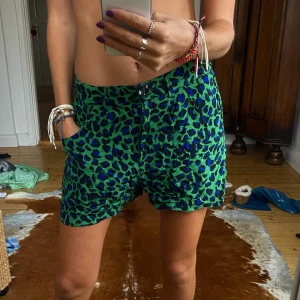 Gröna leopardshorts  - Sjukt unika och coola shorts i tunnt material. Fickor på båda sidor samt knapp och dragkedja. 