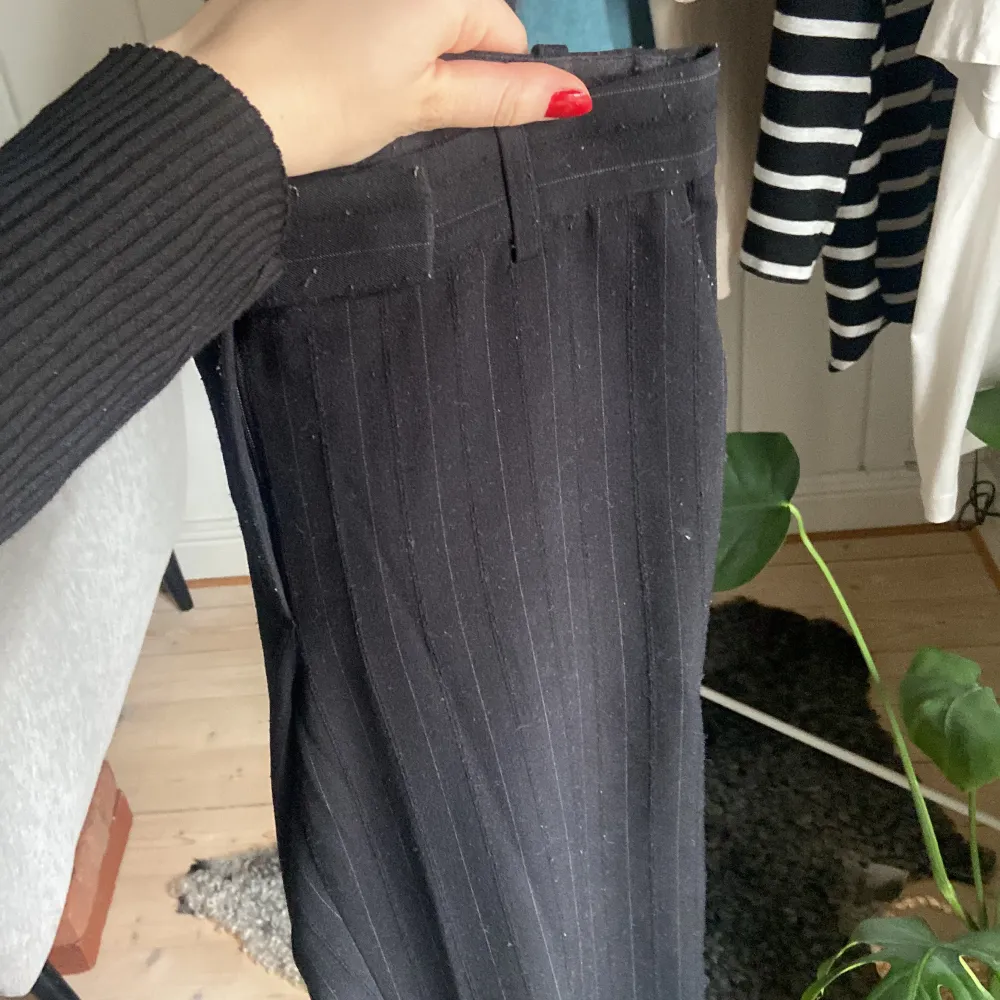 Svarta kostymbyxor med grå och svarta ränder😇. Jeans & Byxor.
