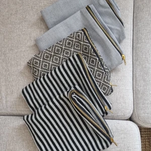 Fem st kuddfodral 40×40  - Guldkedjor som detalj. Använda men nytvättade och hela. 150:- för alla fem