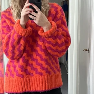 Rosa/organge stickad tjocktröja - Färgglad och så mysig tjocktröja som tyvärr inte kommer till användning tillräckligt mycket hos mig.   Storlek S från Mango