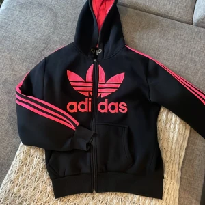 Adidaströja - Adidaströja rosa å svart, Large i barnstorlek så typ Xs-s