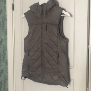 DunVäst med huva - Säljer en grå/brun väst, aldrig använd prislapp kvar Bra fickor, bröstficka och vanliga Inspännande nertill Huva Priset kan diskuteras