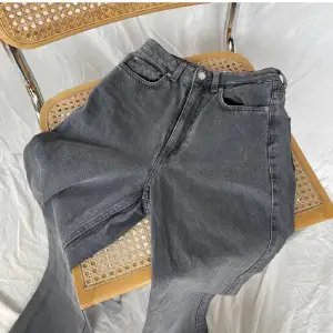 säljer ett par gråa jeans från weekday. har två par likadana jeans, i strl w25 l32 och w24 l34. säljer båda för 250kr annars 150kr för en, köparen står för frakt. fler bilder kan skickas
