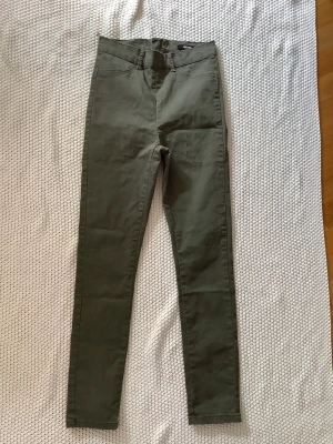 Olivgröna byxor Bikbok gröna small som nya  - Bikbok small som nya 