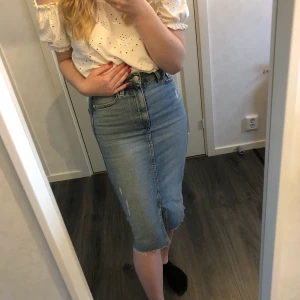 Jeanskjol - Jeanskjol i midi-längd. Storlek 34, sparsamt använd ❤️