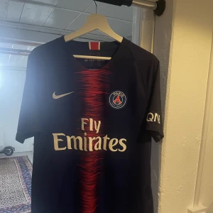 Psg tröja - Psg tröja med Psg kaptenen Marquinhos på ryggen! Storlek L och bra skick!