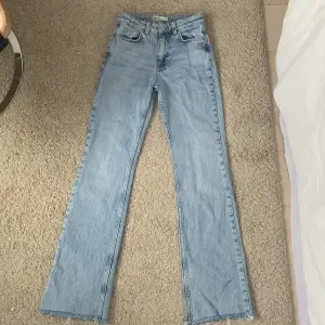 Säljer dessa ljusblå mid waist jeans från Gina Tricot för att de är för små. Sparsamt använda, max 5 ggr ungefär. Står inte för postarens slarv. Storlek 32. Nypris 599 kr, säljer direkt för 350  kr + frakt.