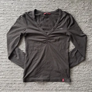 LÅNGÄRMAD TRÖJA - jättesnygg långärmad tröja med vringning. Den är ”scrunchad” där framme vilket får den att forma kroppen jättefint samt att den är väldigt stretchig💗💗💗🌸🌸🌸