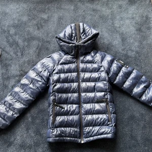 PeakPerformance jacka mörkblå - Denna jacka har Inga skador eller fläkar. 10/10 skick. Kostar 1800kr ny. Den är i storlek 160 cm.