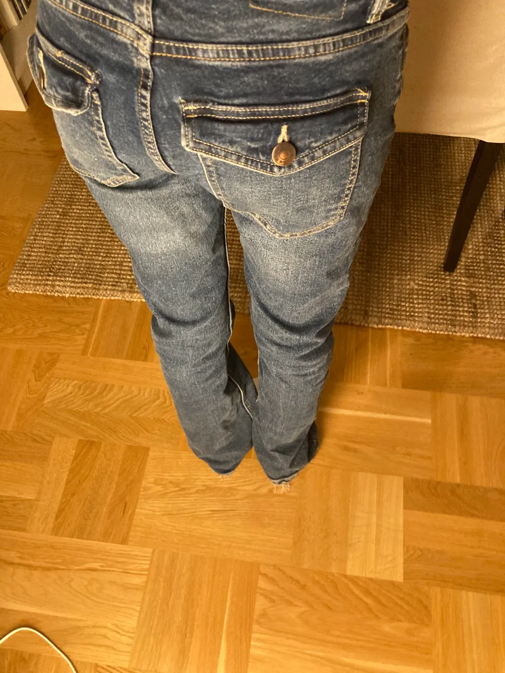 Jeans med coola fickor från pull&bear, lite slitna vid ändarna💗😇. Jeans & Byxor.