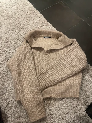 Stickad tröja - Fin stickad tröja ifrån Gina. Använt fåtal gånger. Storlek XS. 150kr, köpare betalar frakten 🤍
