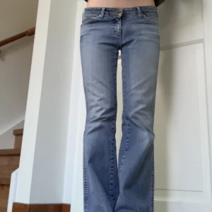 Wrangler jeans  - Fina jeans köpta här på plick men tycke de va lite för korta. Är ca 162cm💕 Fint skick förutom slitning på wrangler märket på bakfickan! 