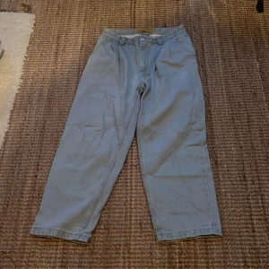 Polar skate co byxor - Det här är ett par PolarSkate co byxor! Jätte bra skick har använts typ 3-4 gånger! Baggy! Säg till om ni vill ha fler bilder så fixar jag det!✨