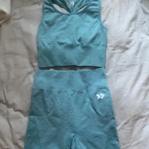 Tränings sätt - Blåa tränings shorts och topp från lager 157💕använd fåtal gånger då jag inte gillar tighta träningskläder, nypris 150kr/styck💕köp båda för 100 eller en för 75