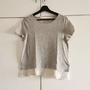 Grey t-shirt from Divided. Size S but also fits a M as it is quite loose. Very few times used