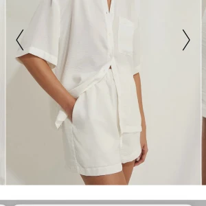 Vita satinshorts - Vita shorts från na-kd i ett satinliknande material. Dubbelt typ så de är inte genomskinliga. Super bra skick men tyvärr för små för mig därav säljer jag de. Storlek 34. 100kr+frakt🤍