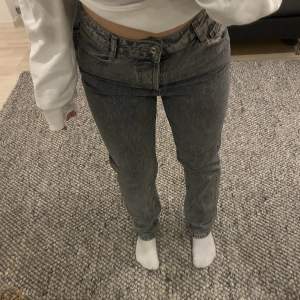 Gråa high waist jeans från zara. Helt oanvända utan några defekter. (Pris går att diskuteras)