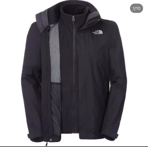 The Northface vind jacka - The northface vindjacka med avtagbar fleece tröja  Strl Xl passar L Köpt förra vintern för 2099kr  Bra vinterjacka varm och stilren 