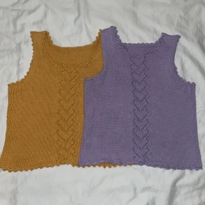 Stickade linnen - Säljer 2 supersöta linnen som tyvärr är lite för stora för mig som är S. 70kr styck, 100kr för båda