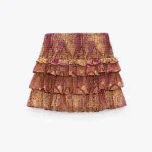 Söker den här sjuka kjolen från zara. Den e så fin och har så fina färger! E perfekt till sommaren och älskar kjolar. kjolar. I storlek xs - S och för ett rimligt pris. Kontakta mig om ni har en! 