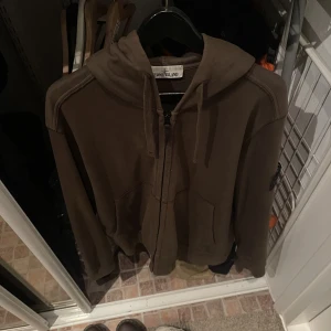 Stone Island hoodie grön  - Stone Island hoodie med dragkedja, bra skick, tvättad någon enstaka gång. 