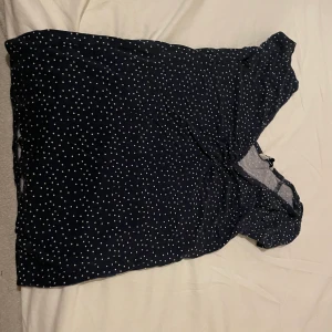 Prickig T-shirt  - Prickig T-shirt i färgen blå  Storlek xs