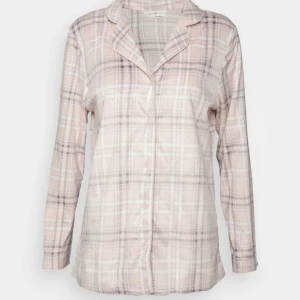 Pyjamas set - Rosa pyjamas set i storlek S. Flitigt andvända men fortfarande fin kvalite och som ny. Skriv privat för egna bilder 