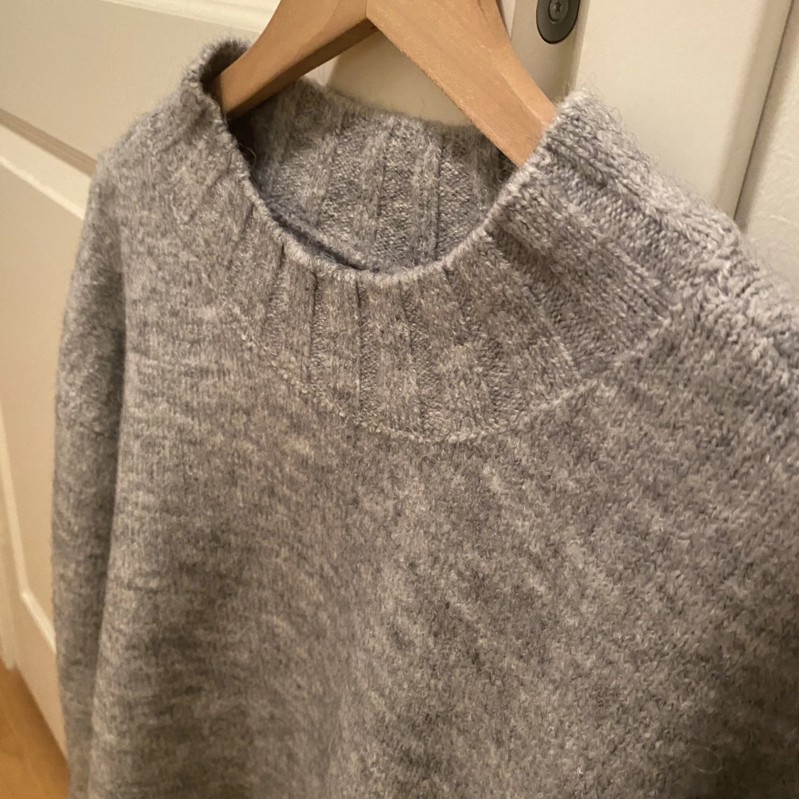 Grå stickadtröja - 90