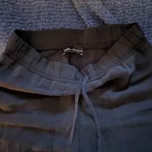 Svarta linnebyxor - Svarta linnebyxor ifrån Zara, så snygga som lågmidjat. Korta i längden så passar runt 150-160cm. Org pris 399kr