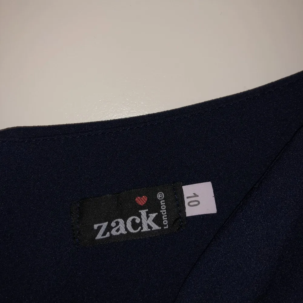 Fin och elegant klänning köpt förra året från bubbleroom. Från märket Zack London/John Zack i storlek UK 10 som motsvarar storlek EU 38. I färgen marinblå och är i nyskick, använd under en kväll💙. Klänningar.