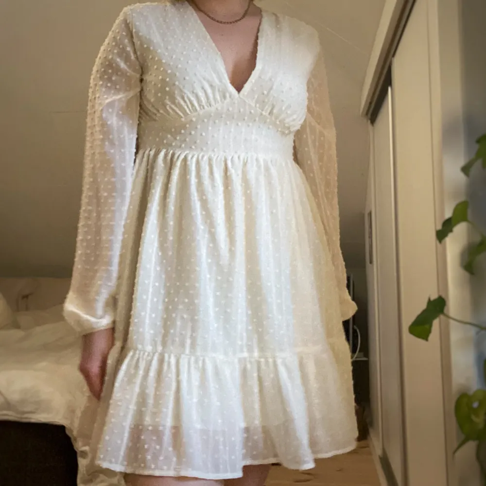 Jättefin creme-vit klänning som jag skulle haft på studenten förra året men hittade en annan. Fint skick och köpt på sellpy. Skriv om du vill veta mått eller annat❤️. Klänningar.