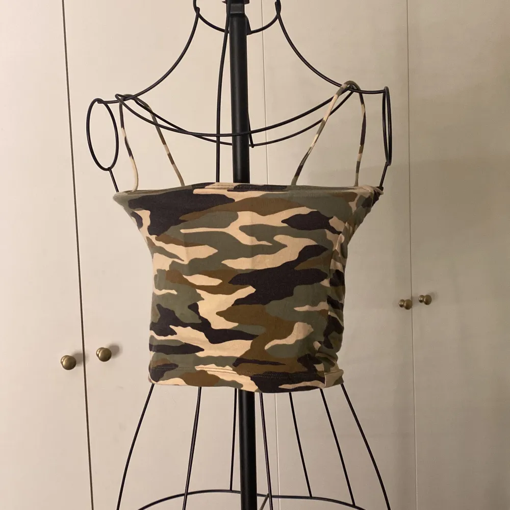 Ett camouflage linne från Gina Tricot. Använt få tal gånger. Strl xs. Pris 39kr💗. Toppar.