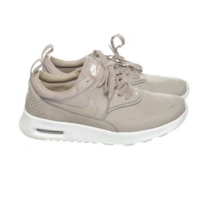 Nya Nike skor  - Det är mina skor på bilden, enbart använda en gång och var för små för mig. Skorna är limited edition och har en imitation av skinn.  Storlek: 37.5 