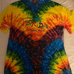 American tie dye - Tie dye tröja från Amerika köpt seconhand, skitcool men inte min stil🖤