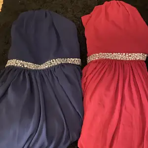 Säljer dessa 2 klänningar då de ej kommer till användning längre. De är köpta på bubbleroom men finns inte kvar i sortimentet, 200 kr styck eller båda för 300 Den blåa är i storlek U12 Och den röd/rosa är i storlek U10☺️ Kan skicka fler bilder vid intresse