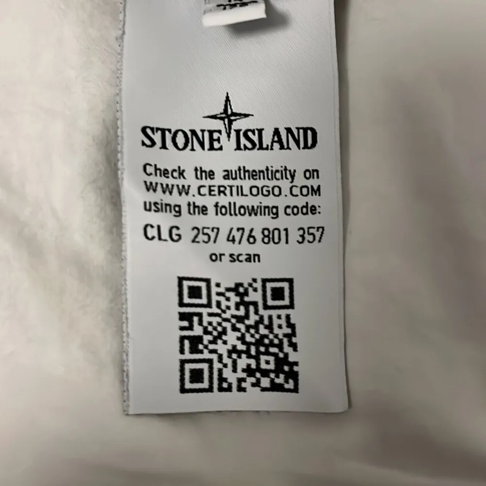 Stone island sweatshirt grå i mycket bra skick, nästan aldrig använd. Storlek 14år/s       Ny pris 1700kr     Mitt pris 600kr . Tröjor & Koftor.