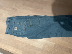 Carhartt byxor  - Carhartt byxor storlek 33/32 köpta i Paris på en Carhartt butik aldrig använda 