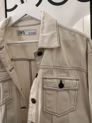Jacka - Jacka från zara i M, passar S. Ser helt ny ut!